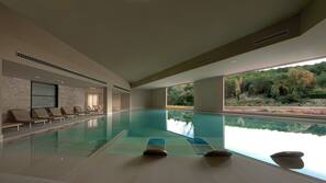 Piscina coperta, piscina stagionale all'aperto, ombrelloni da piscina