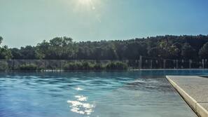 Piscina coperta, piscina stagionale all'aperto, ombrelloni da piscina