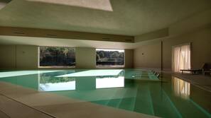 Piscina coperta, piscina stagionale all'aperto, ombrelloni da piscina