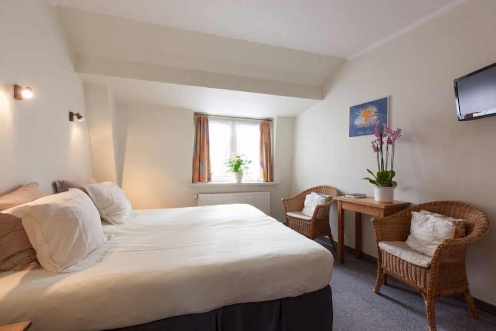 Photo - Gillis Eight Guest Rooms by Romy&Travis