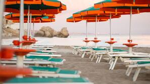 Spiaggia privata, sabbia bianca, lettini da mare, ombrelloni