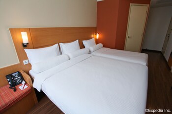 Ibis Singapore Novena Sg Clean Singapore 102 Room Prices Reviews Travelocity