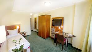 Minibar, Zimmersafe, Schreibtisch, Verdunkelungsvorhänge