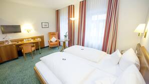 Minibar, Zimmersafe, Schreibtisch, Verdunkelungsvorhänge
