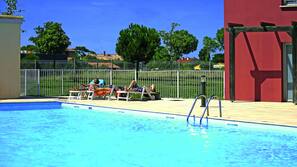 Piscine extérieure (ouverte en saison), parasols de plage