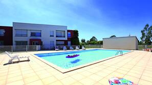 Piscine extérieure (ouverte en saison), parasols de plage