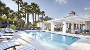 Outdoor pool, pool umbrellas, sun loungers