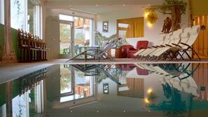 Piscine couverte, chaises longues