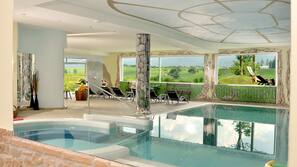 Piscine couverte, chaises longues