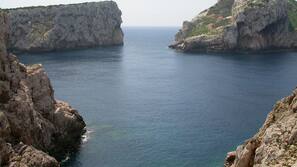 Una spiaggia nelle vicinanze, sabbia bianca