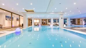 Piscine couverte, chaises longues