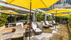 Piscine couverte, chaises longues