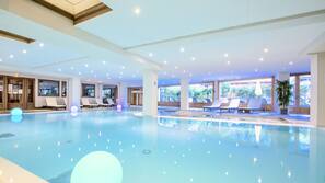 Piscine couverte, chaises longues