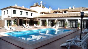 Una piscina al aire libre