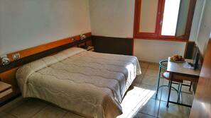 4 camere, una scrivania, culle/letti per bambini (a pagamento)