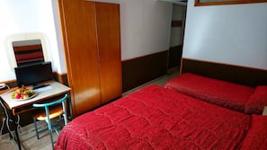 4 camere, una scrivania, culle/letti per bambini (a pagamento)