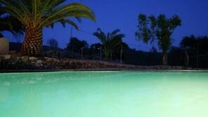 Piscina stagionale all'aperto, ombrelloni da piscina, lettini