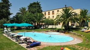 Piscina stagionale all'aperto, ombrelloni da piscina, lettini