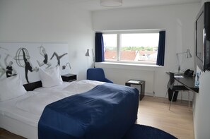 Hypo-allergenic bedding, pillowtop beds, in-room safe, desk