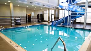 Una piscina cubierta