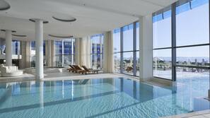 2 Innenpools, 3 Außenpools, Sonnenschirme, Liegestühle