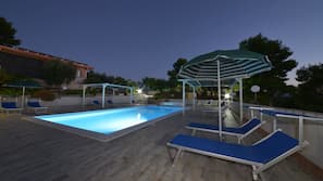 Piscina stagionale all'aperto, ombrelloni da piscina, lettini