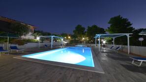 Piscina stagionale all'aperto, ombrelloni da piscina, lettini