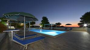 Piscina stagionale all'aperto, ombrelloni da piscina, lettini