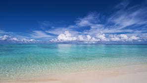 Privatstrand, weißer Sandstrand, Liegestühle, Sonnenschirme