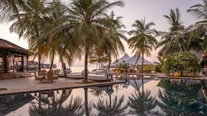 2 Außenpools, Cabañas (kostenlos), Sonnenschirme