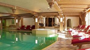 Innenpool, Außenpool, Liegestühle