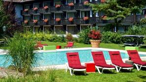 Innenpool, Außenpool, Liegestühle