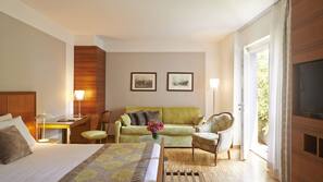 In-room safe, individually furnished, desk, laptop workspace