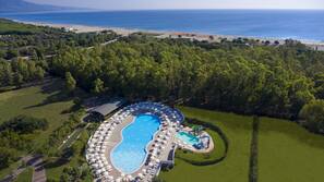 2 piscine all'aperto, ombrelloni da piscina, lettini