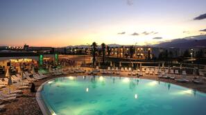 2 piscine all'aperto, ombrelloni da piscina, lettini