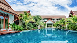 Hồ bơi ngoài trời, dù/ô trên bãi biển/hồ bơi, ghế dài tắm nắng