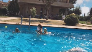 Una piscina al aire libre de temporada