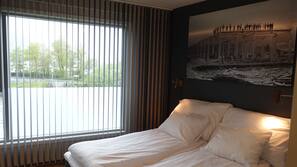 Blackout curtains, linens, wheelchair access