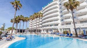 3 outdoor pools, pool umbrellas, pool loungers
