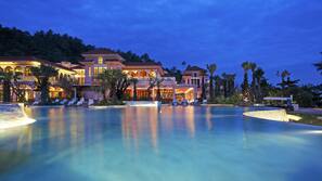 3 outdoor pools, pool umbrellas, pool loungers