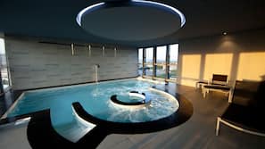 Piscina coperta, lettini