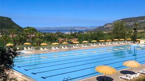 Piscine extérieure (ouverte en saison), parasols de plage