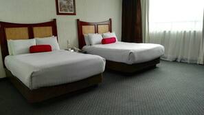 Frigobar, cofres nos quartos, escrivaninha, cortinas blackout