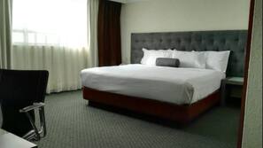 Frigobar, cofres nos quartos, escrivaninha, cortinas blackout