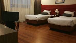 Frigobar, cofres nos quartos, escrivaninha, cortinas blackout