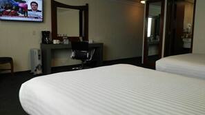 Frigobar, cofres nos quartos, escrivaninha, cortinas blackout