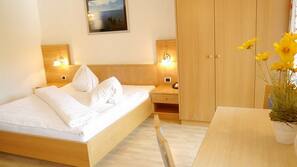Zimmersafe, Schreibtisch, schallisolierte Zimmer, Bügeleisen/Bügelbrett