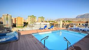 Una piscina al aire libre de temporada (de 10:00 a 20:00), tumbonas