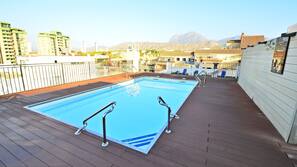 Una piscina al aire libre de temporada (de 10:00 a 20:00), tumbonas