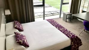 Een minibar, een kluis op de kamer, een bureau, verduisterende gordijnen